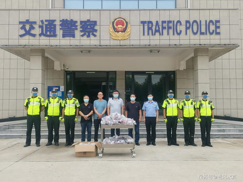 任丘市美術(shù)家協(xié)會(huì)攜手市醫(yī)院向交警贈(zèng)送預(yù)防性中藥