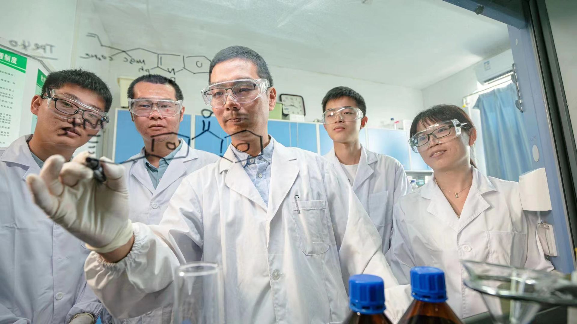 湖北教育新聞 | 華中科技大學生物制造領域重大突破 人工光酶催化研究登上《自然》